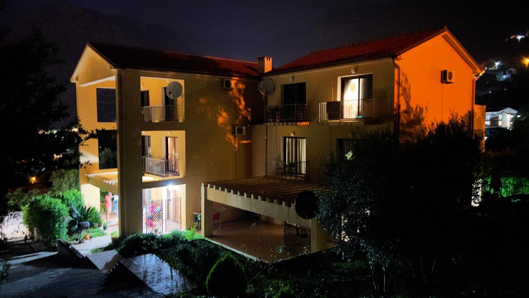 Villa Risan Apartments Extérieur photo