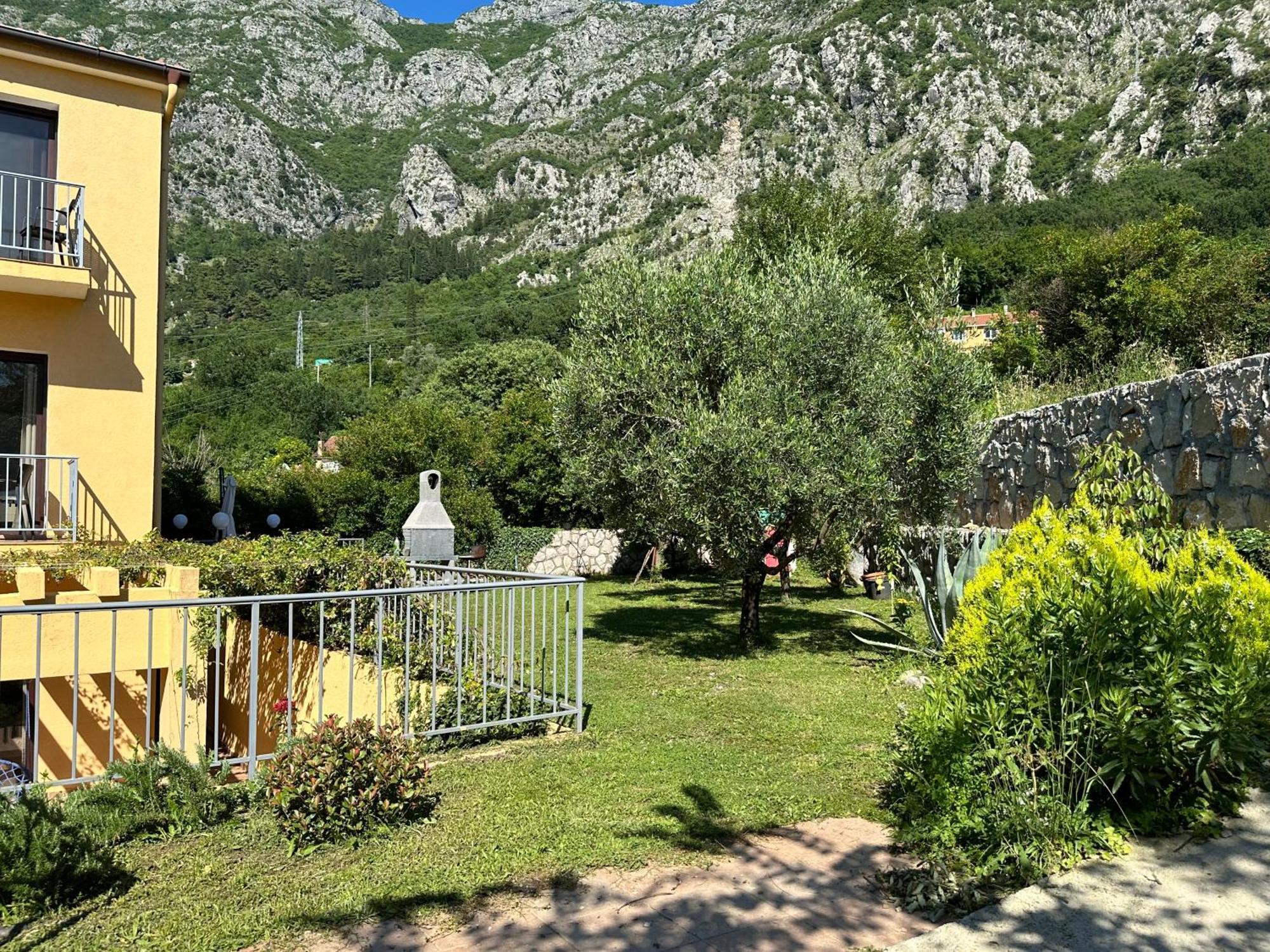 Villa Risan Apartments Extérieur photo