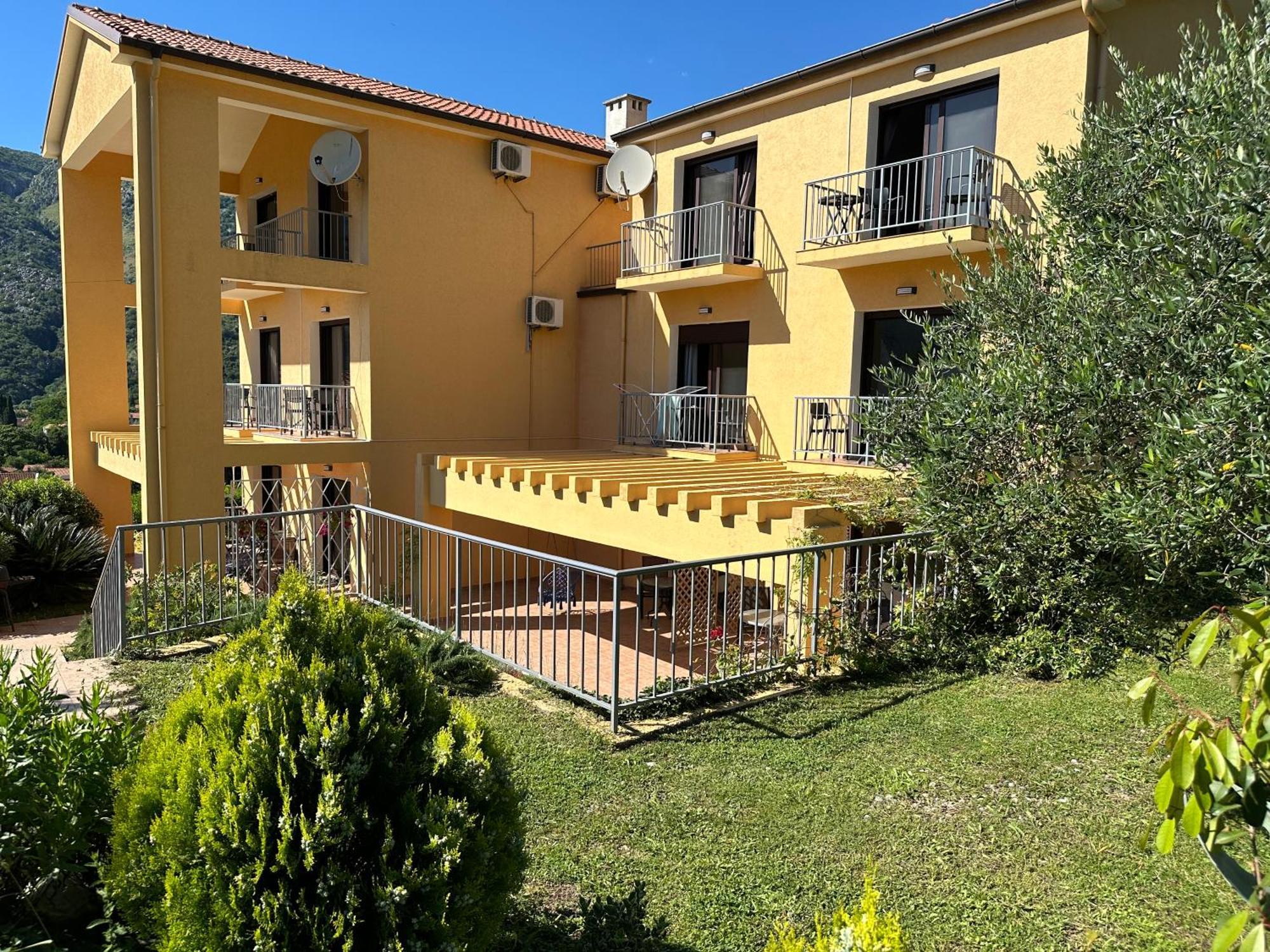 Villa Risan Apartments Extérieur photo