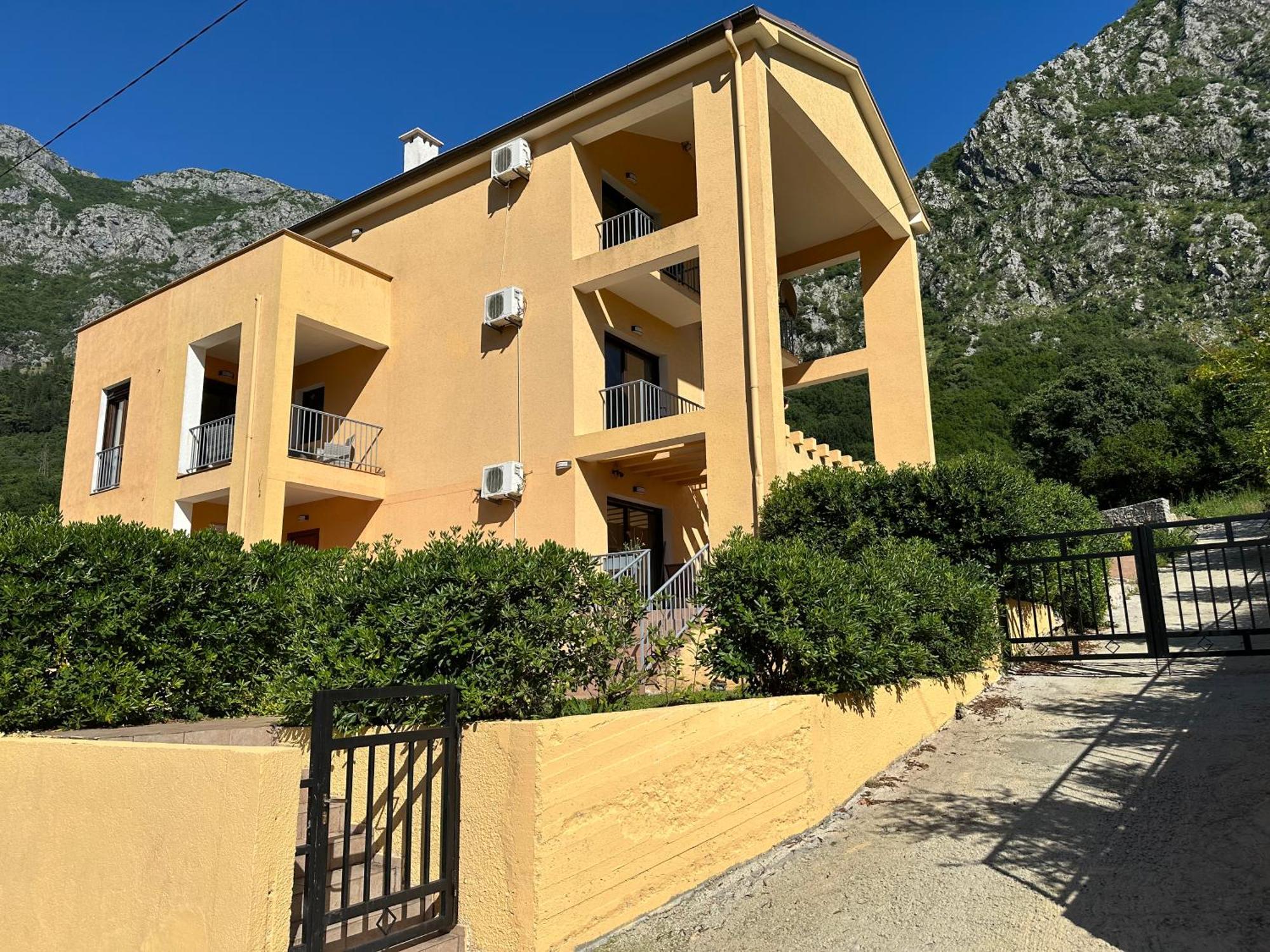 Villa Risan Apartments Extérieur photo