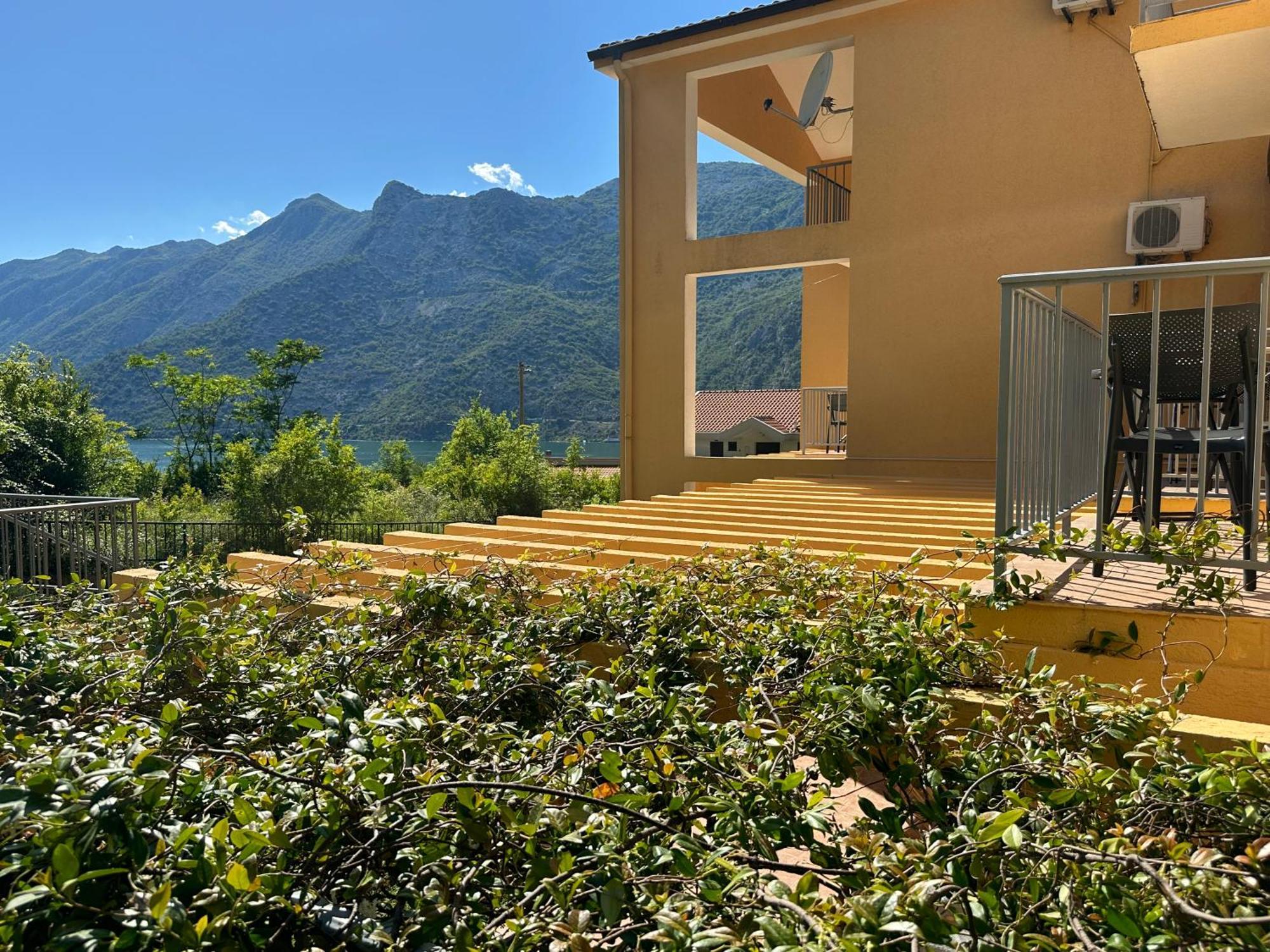 Villa Risan Apartments Extérieur photo