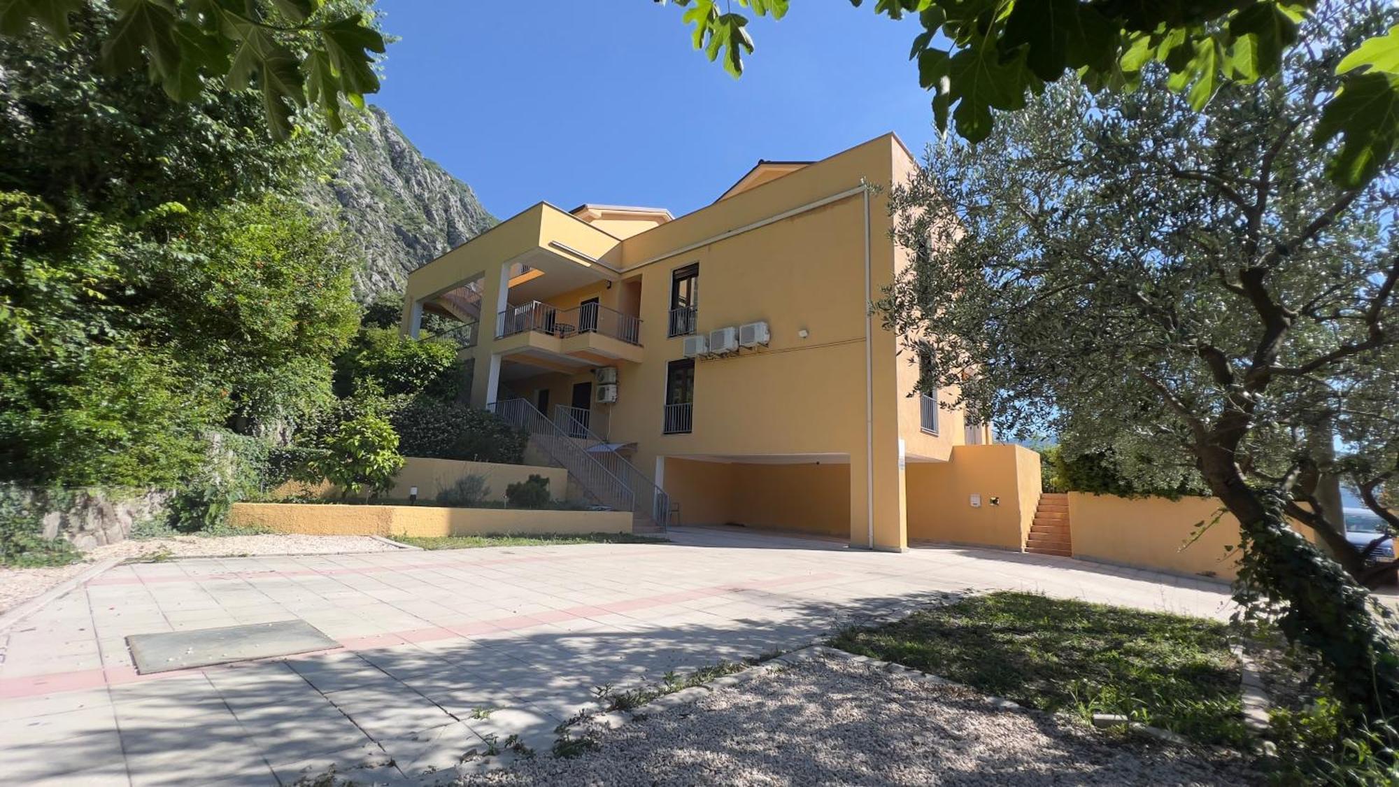 Villa Risan Apartments Extérieur photo