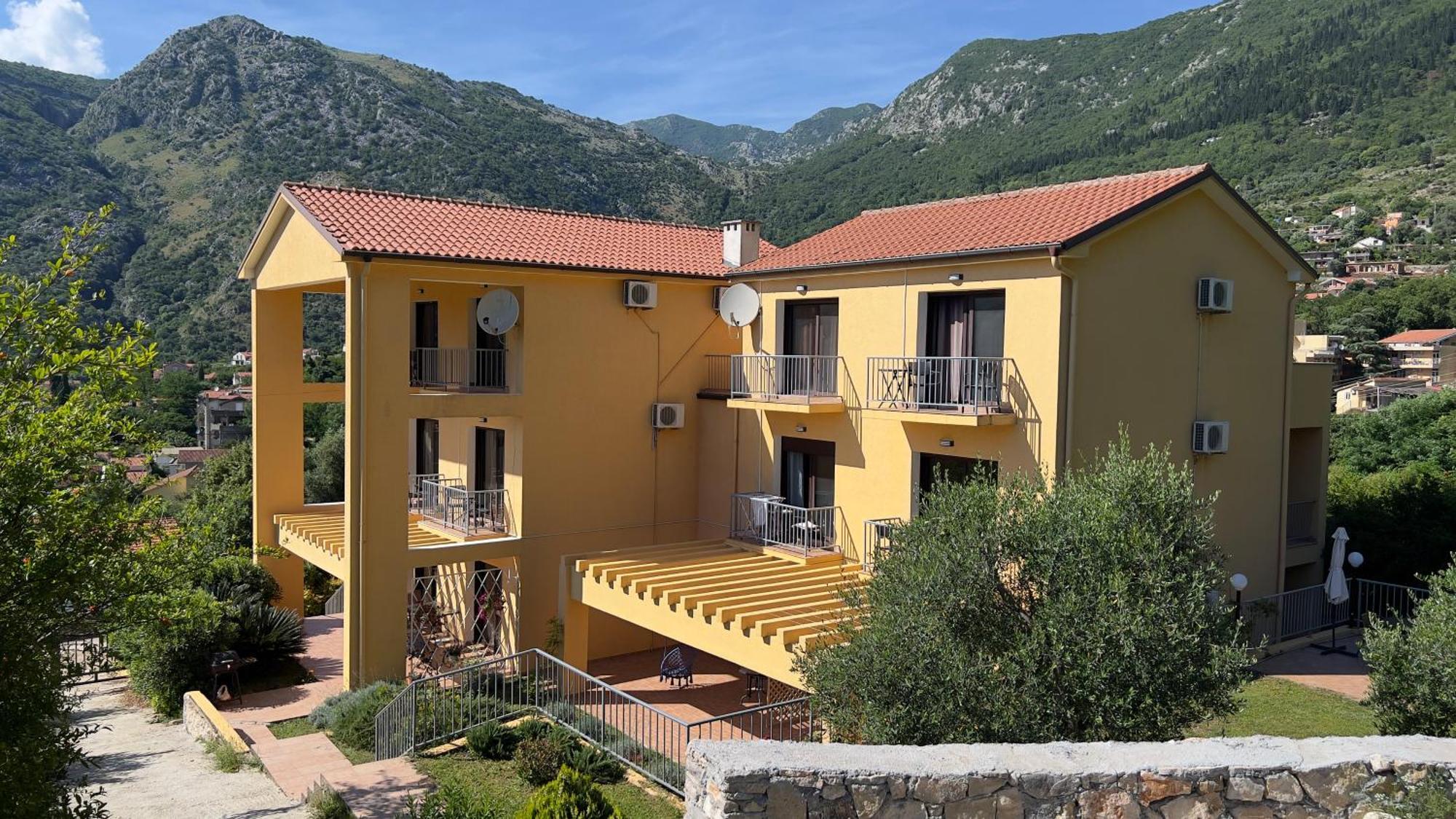Villa Risan Apartments Extérieur photo