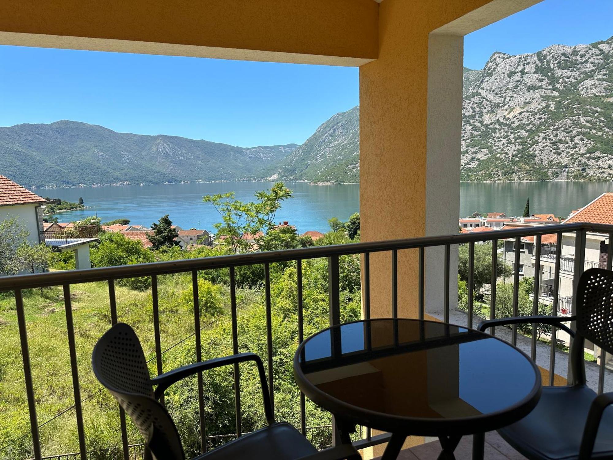 Villa Risan Apartments Extérieur photo