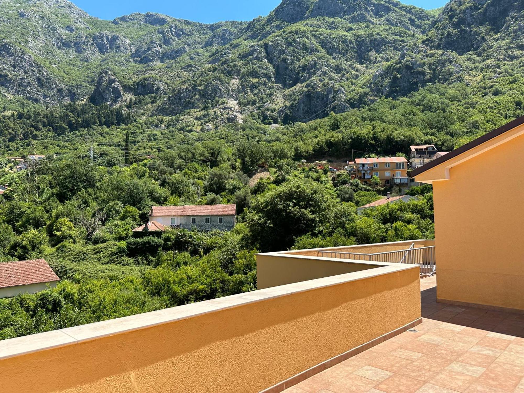 Villa Risan Apartments Extérieur photo