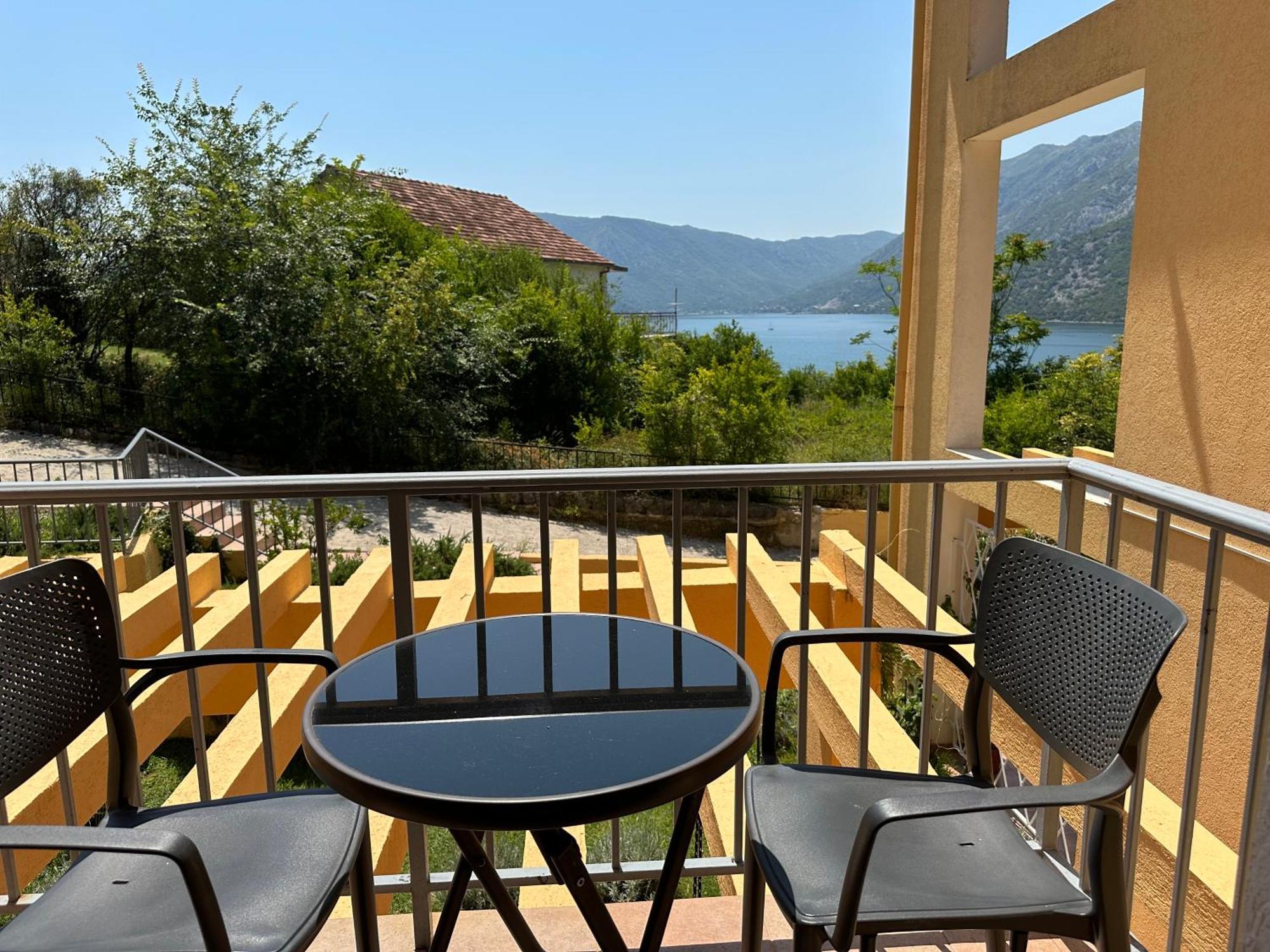 Villa Risan Apartments Extérieur photo