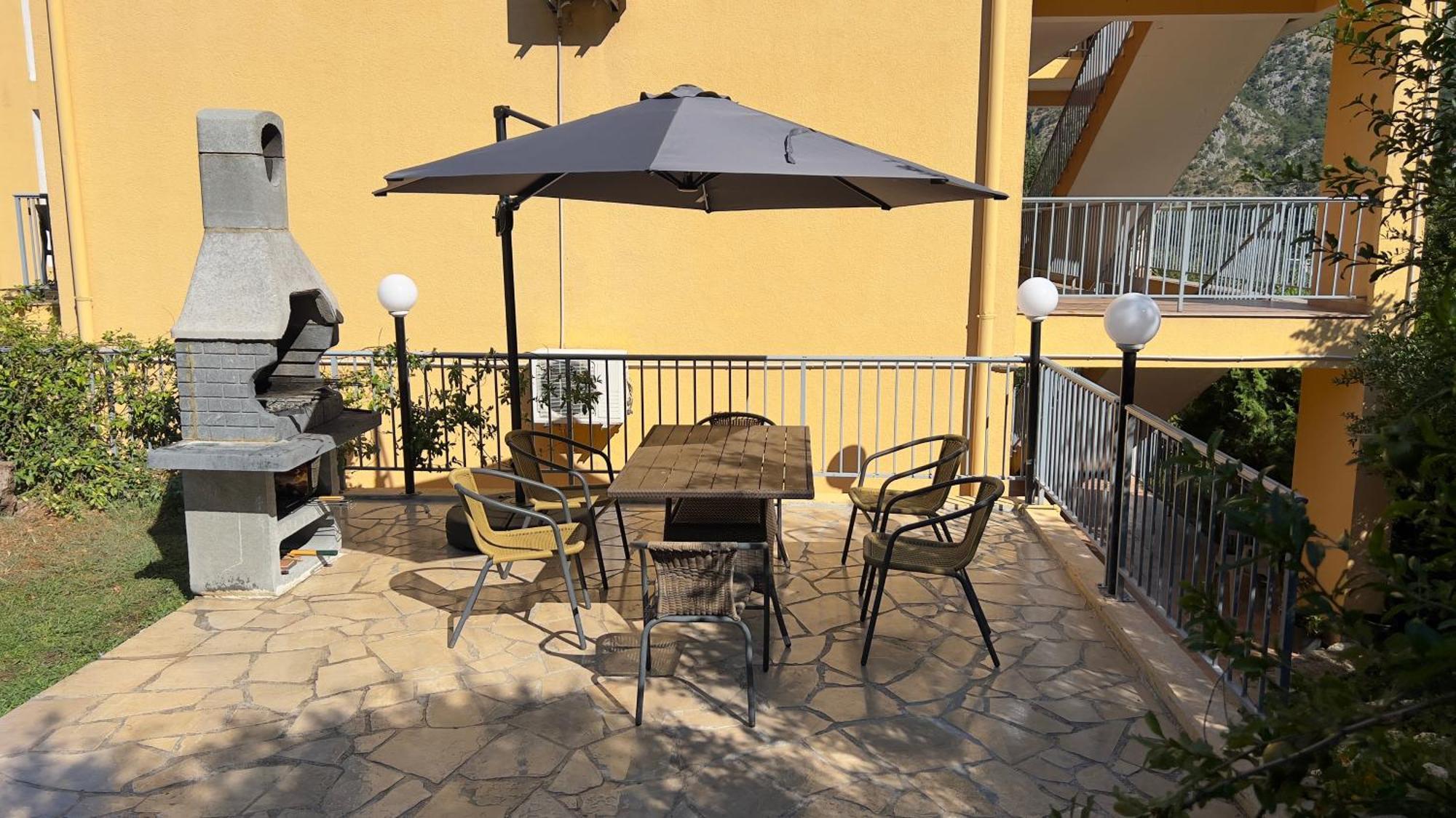 Villa Risan Apartments Extérieur photo
